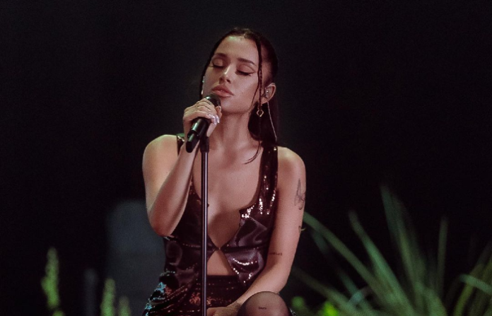 Vive Ariana Grande la frescura del teatro musical; regresa renovada al pop