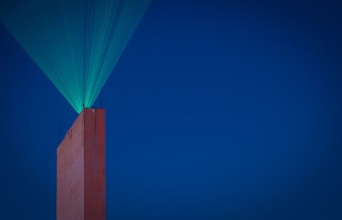 Revive Colosio rayo láser del Faro del Comercio