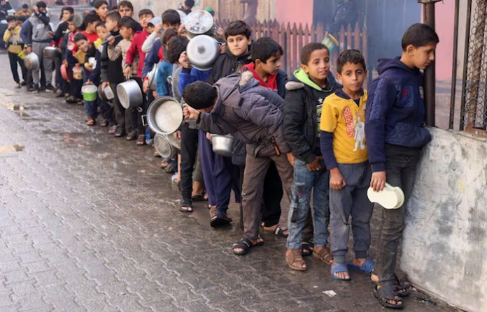 Más de 60 niños muertos por desnutrición en Gaza debido al bloqueo israelí