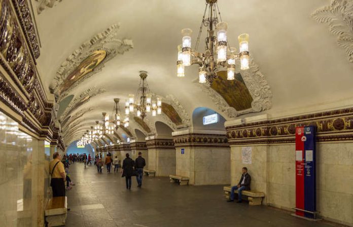 Sables cosacos falsos y discos de vinilo entre cosas perdidas en metro de Moscú en enero