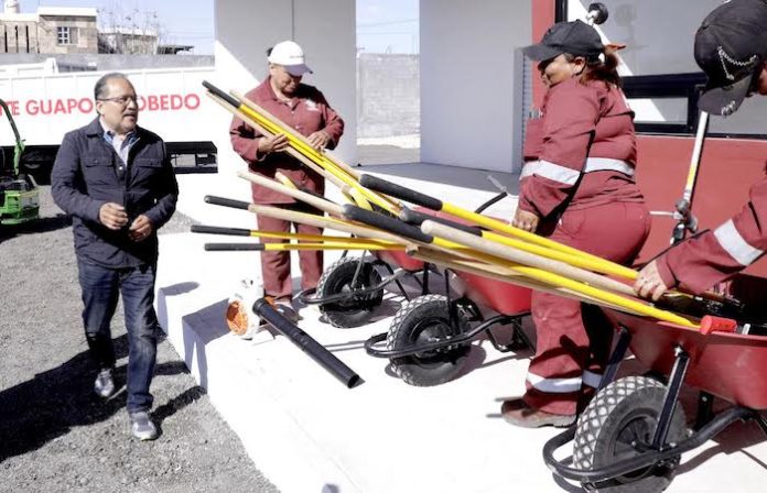 Andrés Mijes entrega material para obra pública en Col. Fernando Amilpa