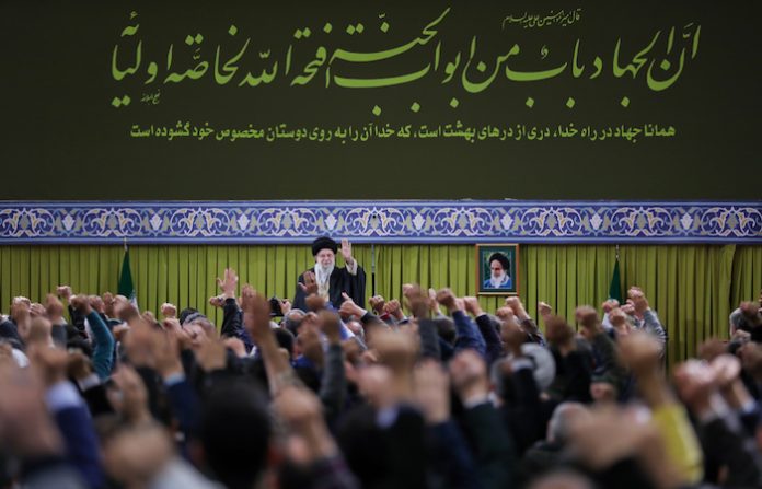 El líder supremo de Irán conmuta la pena a 53 personas condenadas a muerte