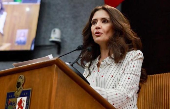 Y siguen llegando iniciativas de Alhinna, pero nomás no viene