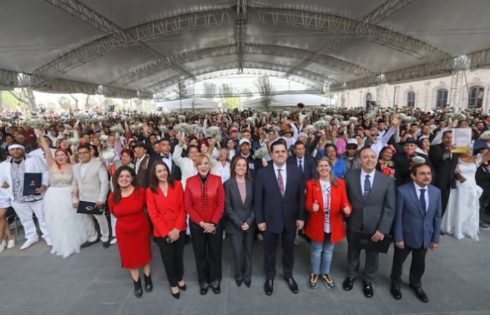 Se casan más de mil parejas neoleonesas en Matrimonios Colectivos