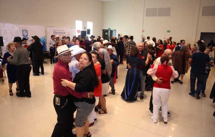 Celebran abuelitos nicolaítas el Amor y la Amistad