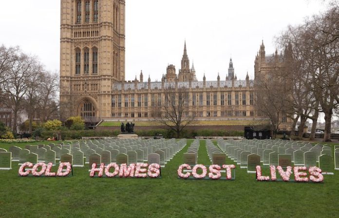 Activistas construyen un cementerio con paneles aislantes frente al Parlamento británico