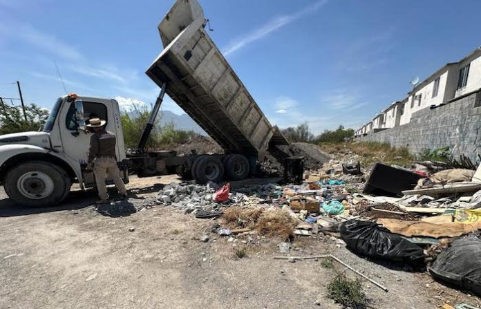 108 mil pesos tendrá que pagar chofer por tirar 14 toneladas de escombro en Escobedo