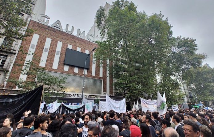 Video: Represión en Buenos Aires con gases durante protesta en defensa de un cine estatal