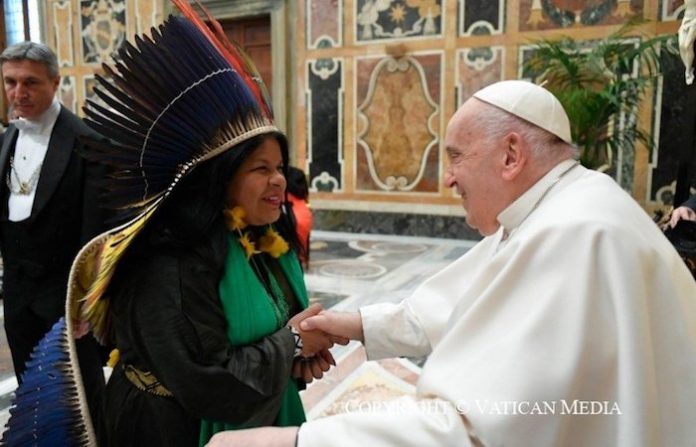 La ministra de los Pueblos Indígenas de Brasil se reúne con el Papa en el Vaticano