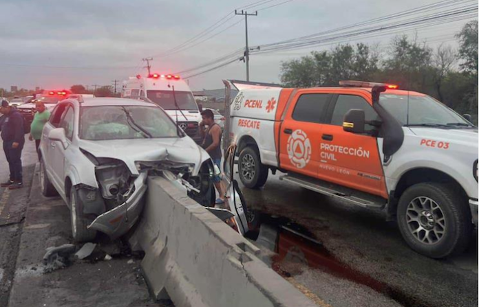 Auto se estrella contra muro y resultan dos lesionados
