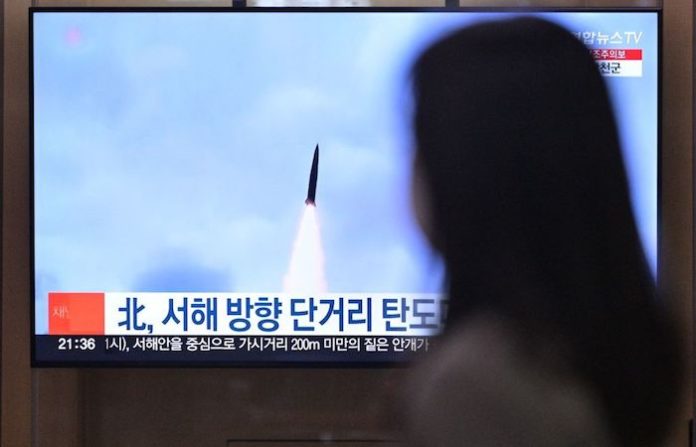 Corea del Norte lanza dos misiles balísticos