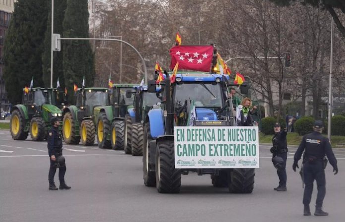 Agricultores españoles vuelven a bloquear el centro de Madrid