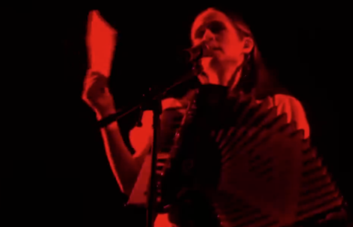 Video: Julieta Venegas se solidariza con colectivos buscadores en pleno concierto