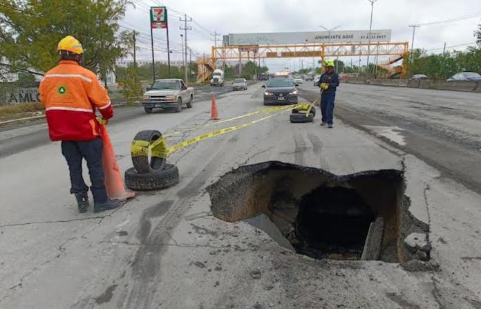 Atiende Escobedo socavón formado en carretera a Laredo