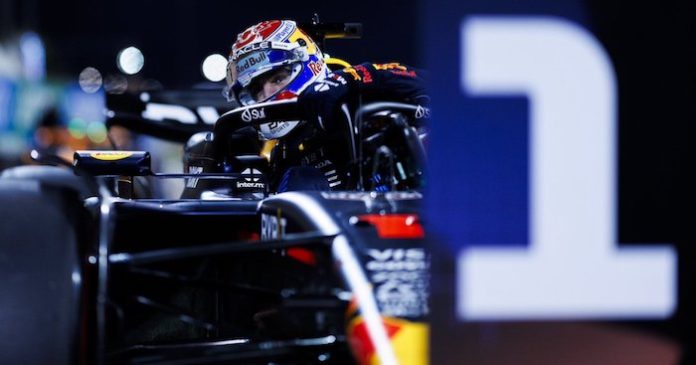 Verstappen vence a Leclerc y logra la pole en una reñida batalla de clasificación en Bahrein