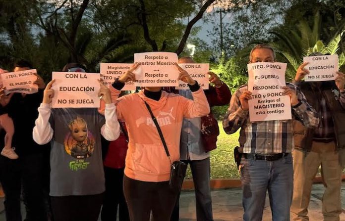 Denuncian maestros penalmente al Alcalde de Santa Catarina