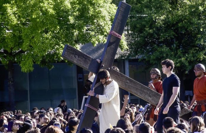 Viven viacrucis con “Cristo ayer y hoy”