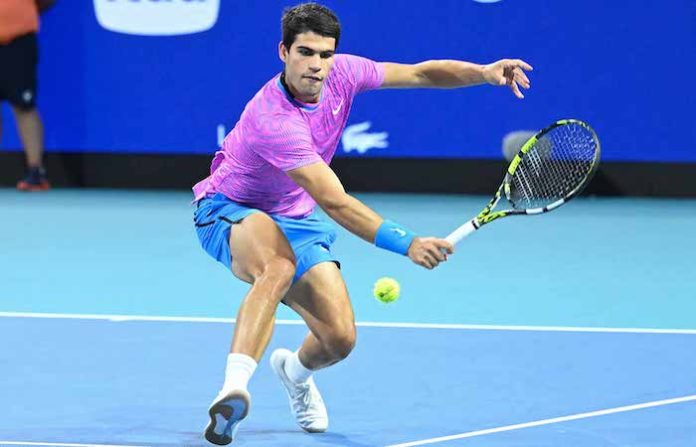Alcaraz arrasa con Monfils y sigue a paso firme en Miami