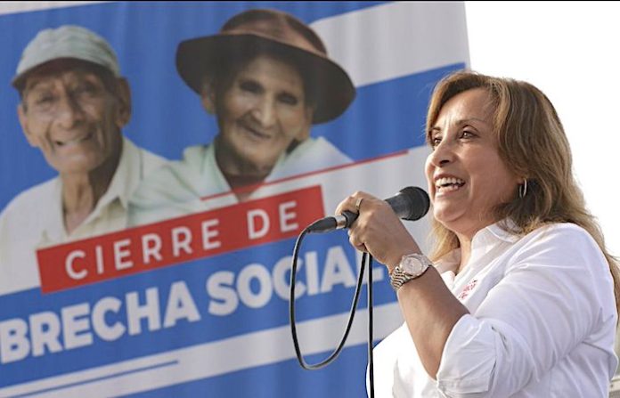 Presidenta de Perú reafirma que seguirá en el cargo hasta 2026 pese a escándalo de relojes