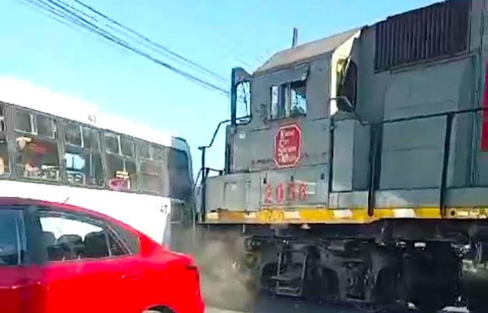 Por no guardar distancia debida en cruce; tren embiste a camión urbano en SC, al menos 10 heridos