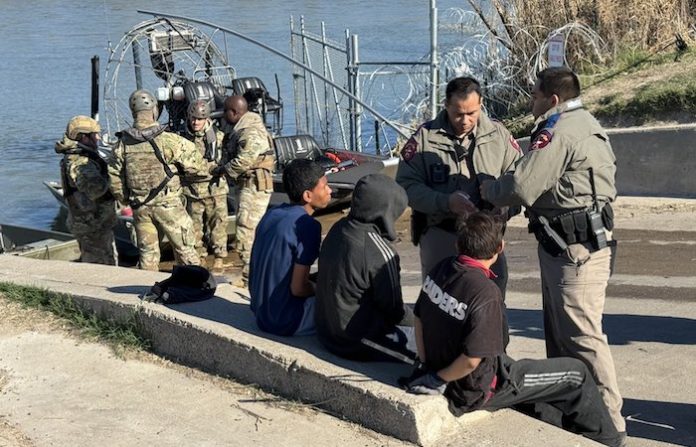 México celebra suspensión en EU de ley para deportar migrantes desde Texas