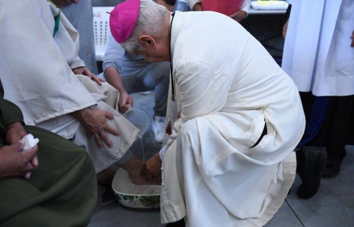 Rogelio Cabrera lava los pies a 12 personas privadas de la libertad