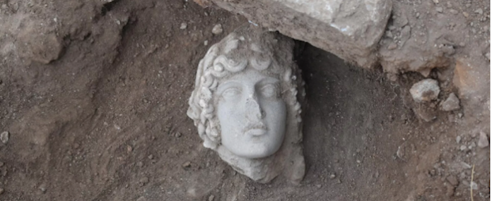 Hallan en Grecia la cabeza de una estatua de Apolo que formaría parte de una estructura monumental