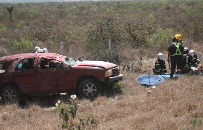 Vuelca familia en García, hay 2 muertos y 5 heridos