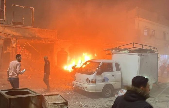 Explosión de un coche bomba deja al menos 8 muertos y 30 heridos en noroeste de Siria