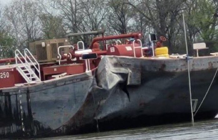 Una barcaza choca contra un puente en EU en el segundo incidente en una semana