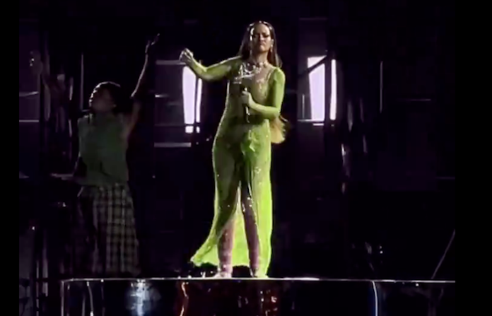 Video: Rhianna vuelve a la escena… en boda millonaria