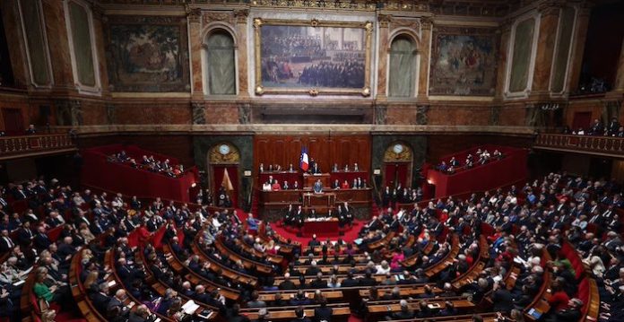 Francia se convierte en el primer país en incluir en su Constitución el derecho al aborto