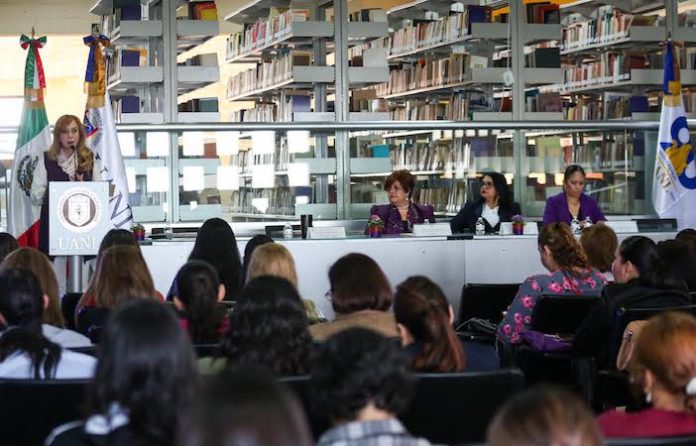 Abordan violencia contra la mujer en simposio de UANL