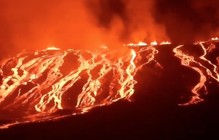 Volcán de Isla Fernandina, en Galápagos, emite dióxido de azufre
