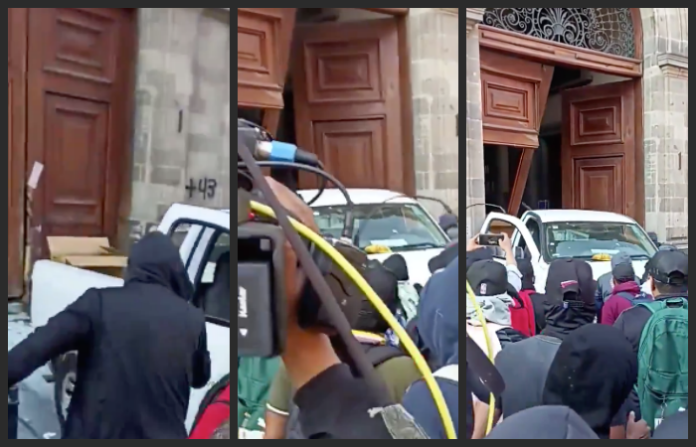 Alumnos de la Escuela de Ayotzinapa ingresan por la fuerza al Palacio Nacional de México