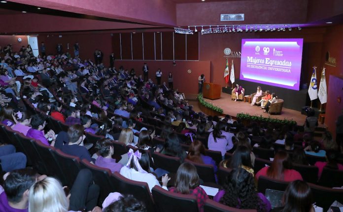 Comparten experiencias de éxito egresadas de excelencia de UANL