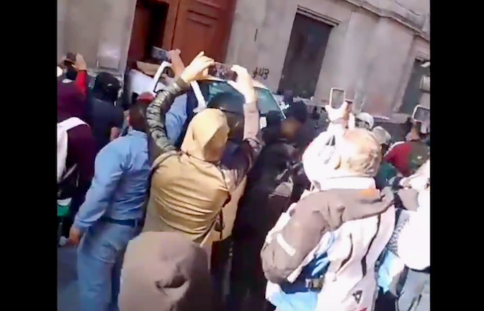 Presidente de México califica de “provocación” la irrupción de manifestantes a Palacio