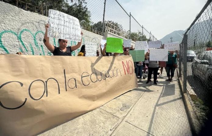 Siguen protestas en Santa Catarina por remoción de maestros