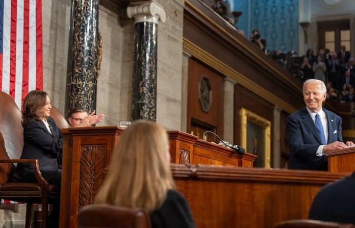 Biden firma un proyecto de ley de gastos que evita un cierre Gobierno