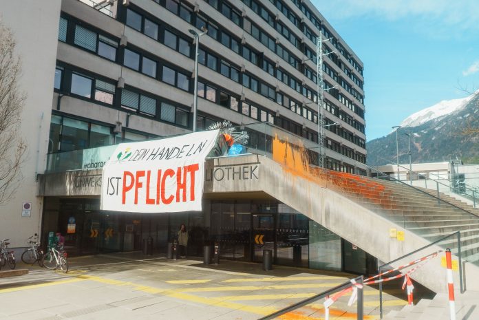 Ecoactivistas austriacos arrojan pintura contra la escalera de la Universidad de Innsbruck
