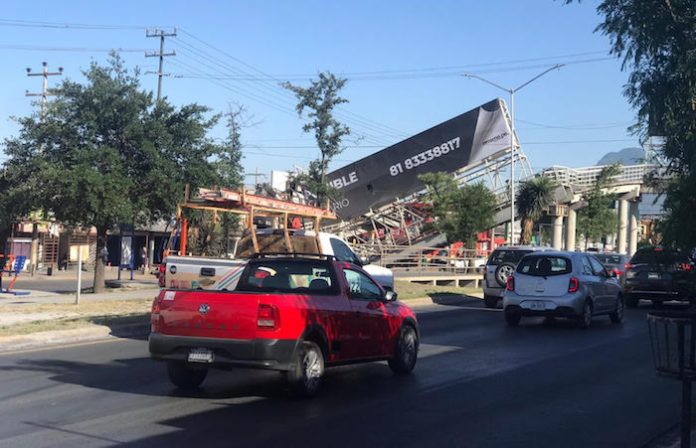Grúa provoca caída de puente peatonal en San Nicolás