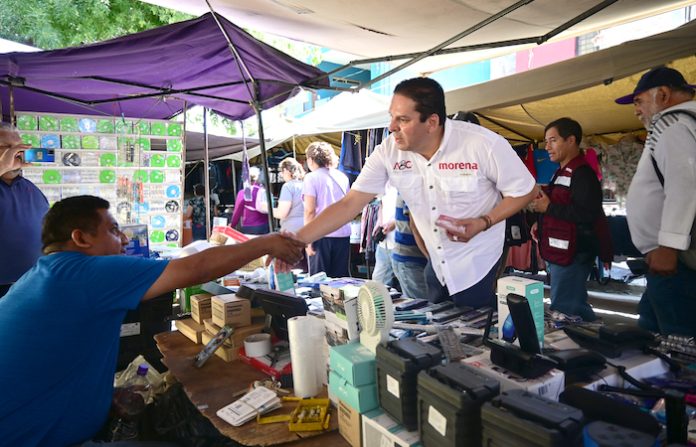 Arturo Benavides aplicado en apoyar a los universitarios guadalupenses