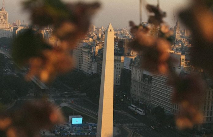 Inflación en Argentina se desacelera en mayo al 4,2% y la interanual baja a 276,4%