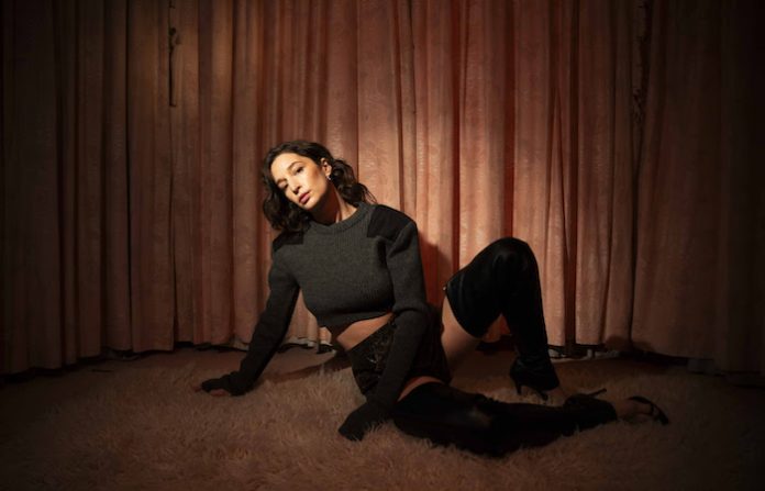 Elkka explora las conexiones íntimas en su nuevo sencillo: “Your Skin”