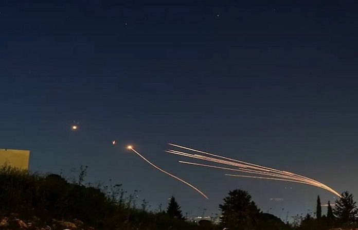 Hizbulá lanza decenas de cohetes contra defensas aéreas israelíes en los Altos del Golán