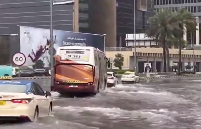 Video: El aeropuerto de Dubái suspende 45 vuelos a causa de lluvias torrenciales