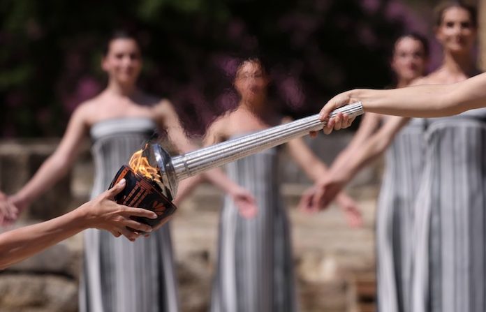 Encienden en Olimpia la llama olímpica de París 2024