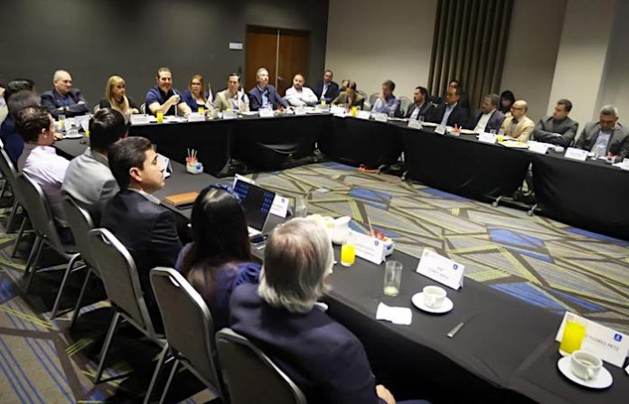 Presenta Adrián de la Garza a industriales sus proyectos para el Gobierno de Monterrey