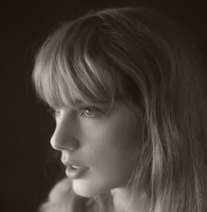 Taylor Swift lanza “The Tortured Poets Department”, un álbum doble que explora el desamor y la poesía
