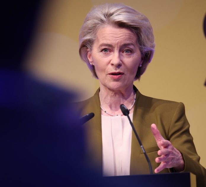 Von der Leyen niega que haya una guerra comercial entre la UE y China